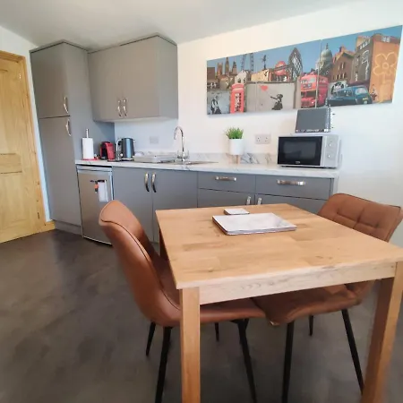 בקתה Bumble Bee *