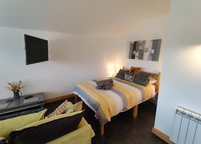 Chalé Bumble Bee Bootle (Cumbria)